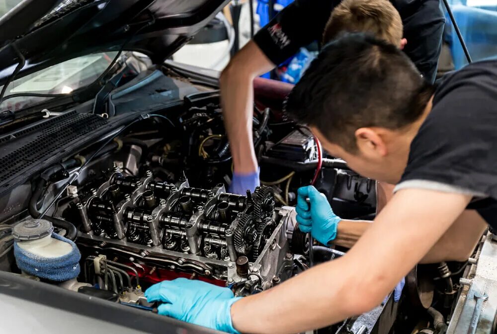 Автослесарь. Автослесарь. Техническое обслуживание автомобиля. Слесарь по ремонту автомобилей. Ремонтирует авто.