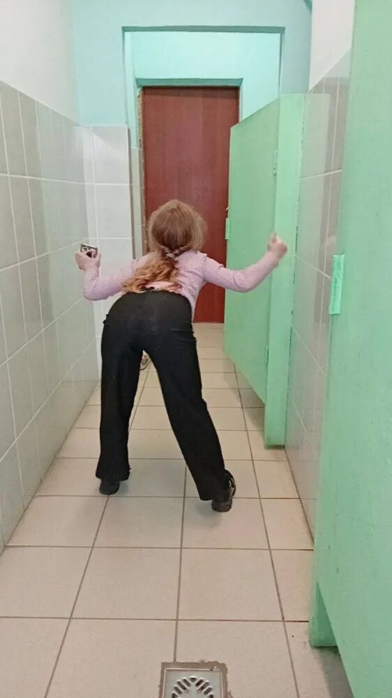 Девушка справила нужду в подъезде. Туалет в подъезде. туалет в подъезде лифте. справила нужду в подъезде.