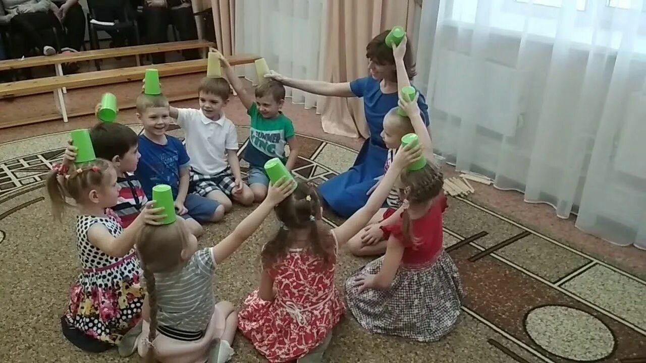 Игра повторяй движения под музыку. Игры со стаканчиками для детей. музыкальная игра со стаканчиками для детей. музыкальные стаканчики ритмическая игра дети. ритмические игры со стаканчиками.