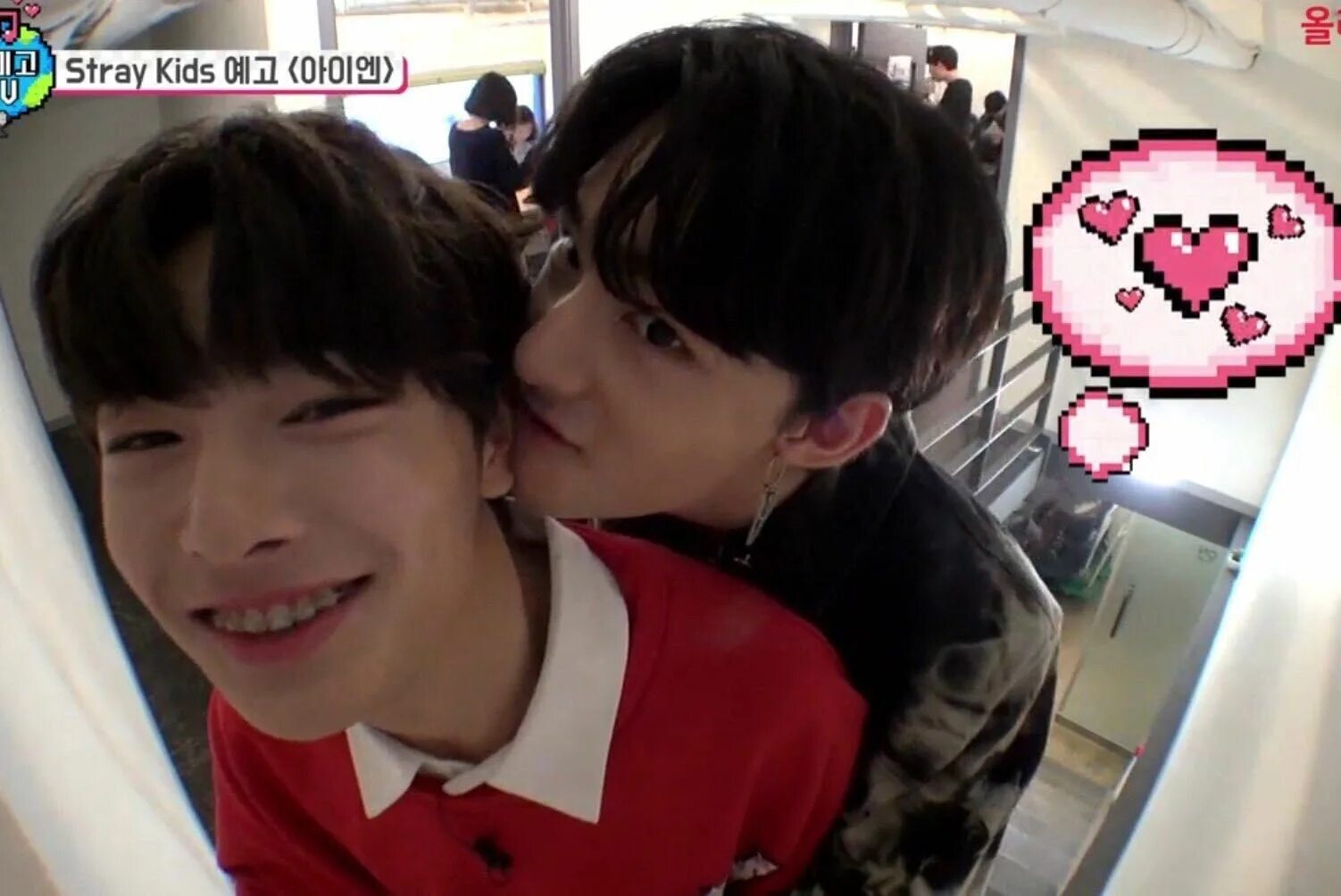 Ревность хенджина. Stray Kids Хёнджин и Чонин поцелуй. Хёнджин и Чонин поцелуй.
