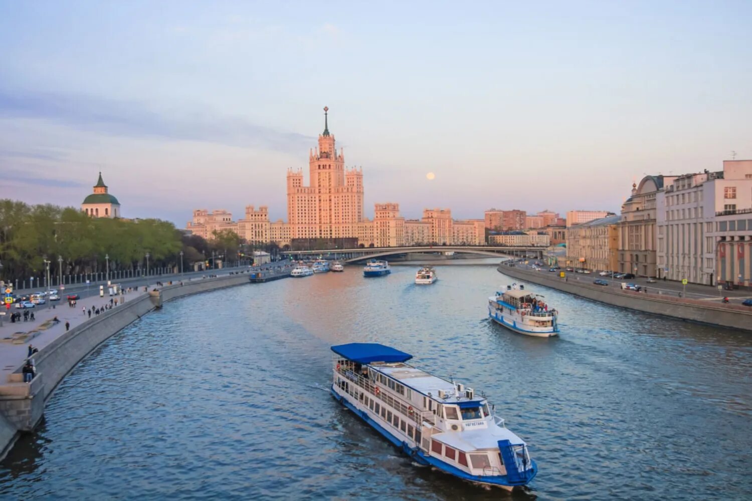 Москва река читать краткое. Теплоход Москва река. Теплоходная прогулка по Москве реке. Новоспасский мост прогулка на теплоходе. Набережная Москва реки Новоспасский.