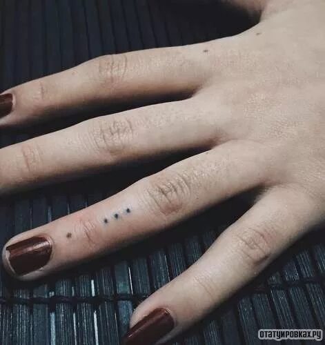 Точки на пальцах что значат. Татуировки точки на пальцах. Татуха точек на пальцах. Тату на пальцах для девушек точки.