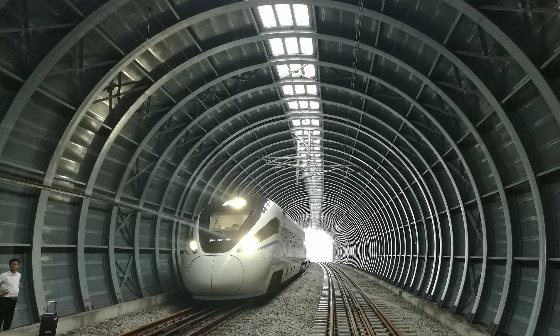 Перед входом в тоннель пассажирского поезда. Тоннель Фэнхошань. Томусинский Железнодорожный тоннель. Тоннели ИССО. Искусственные сооружения.