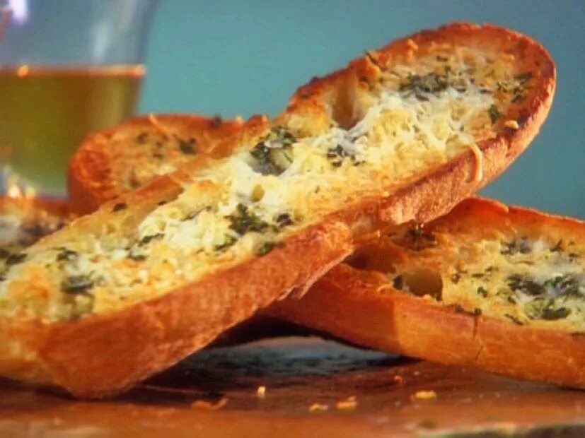 Хлеб в духовке с маслом рецепт. Чесночный хлеб в духовке. Запеченный хлеб с чесноком. Батон с сыром. Батон с чесноком.