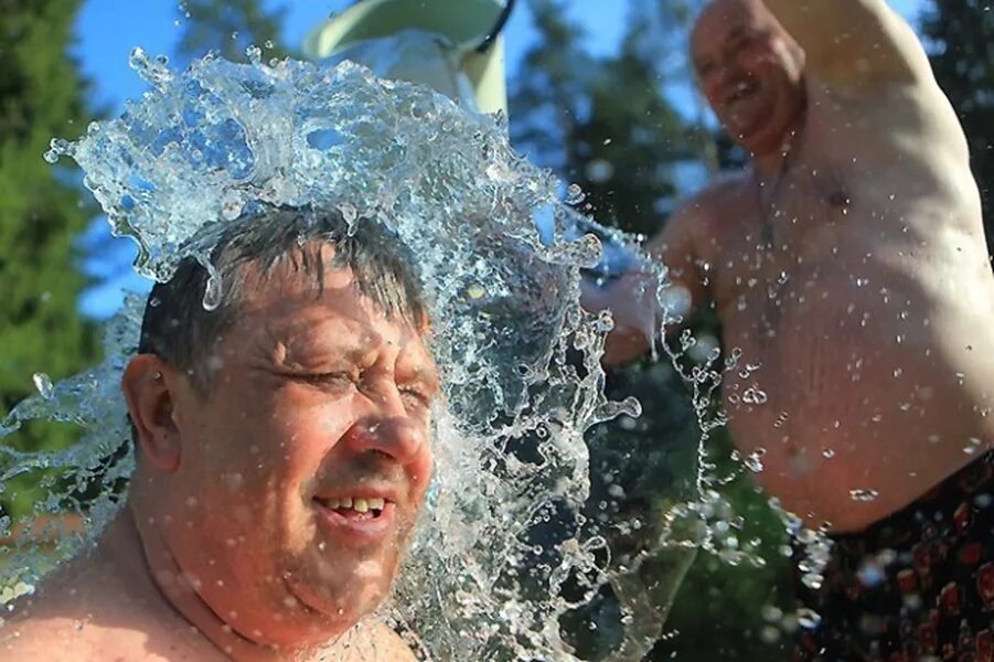 Боль от холодной воды. Обливание водой. Обливание холодной водой. Закаливание водой. Мужик обливает себя водой.