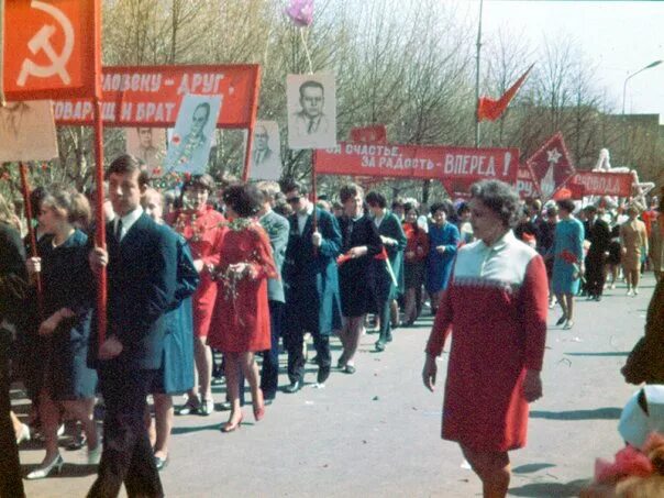 1 Мая 1970. 1 Мая 1970 года. Демонстрация 1 мая 1970. Демонстрация 1 мая в городе Шумерле год 1970. 1 мая 1988