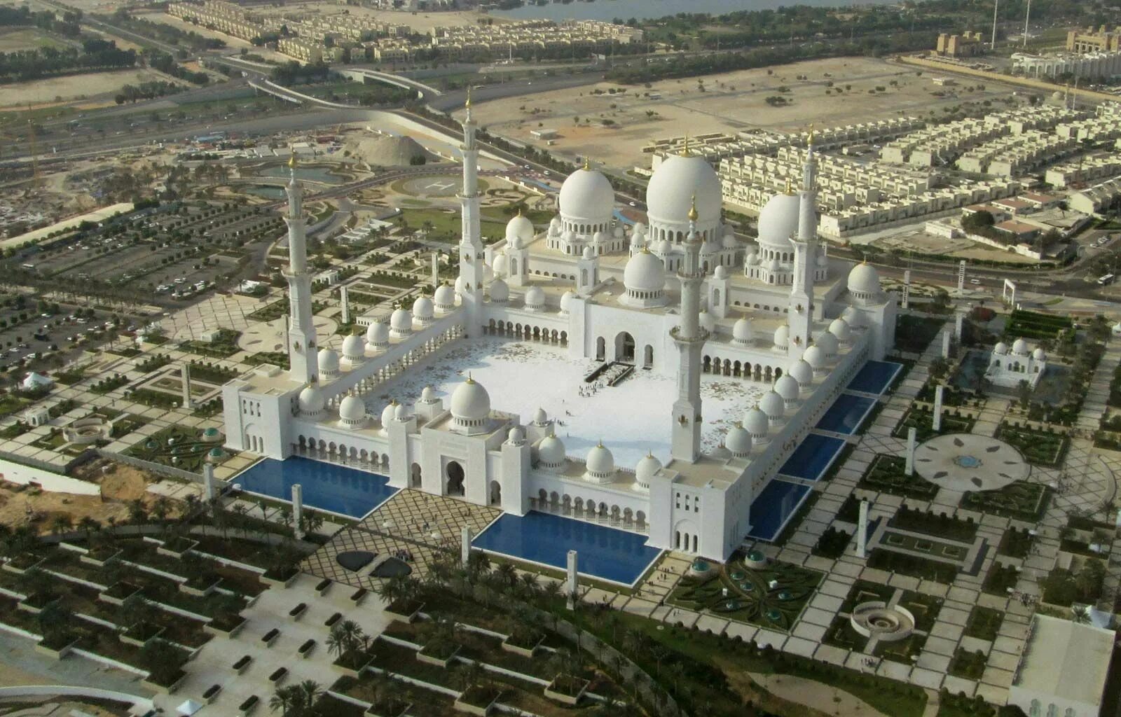 Самые крупные мечети. Мечеть шейха Зайда Абу-Даби. Абу Даби большая мечеть. Абу-Даби мечеть шейха Зайеда. Большая мечеть шейха Зайеда в Абу-Даби.