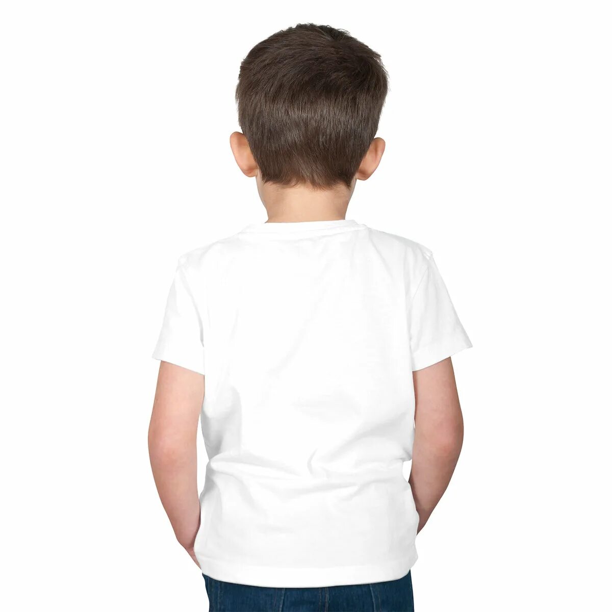 Мальчик спереди. Ребенок в белой футболке.