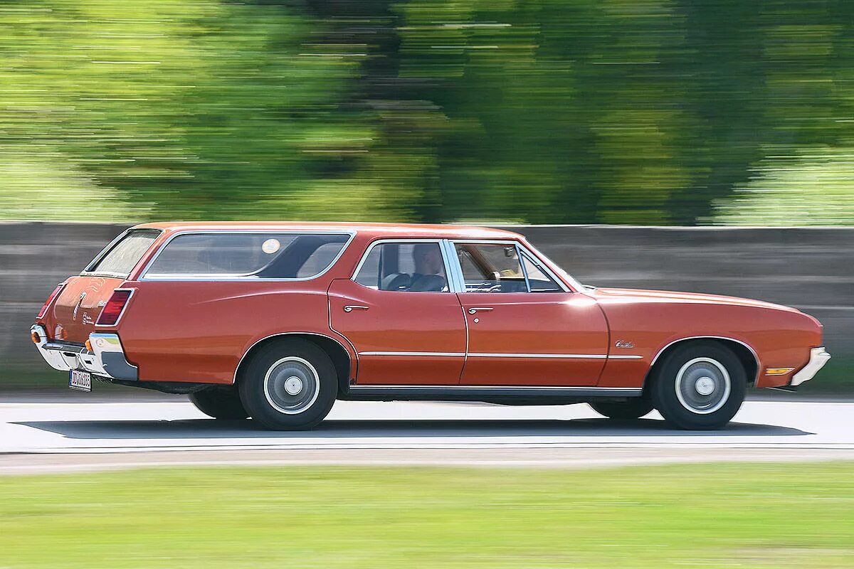 Американские машины 70. Oldsmobile Cutlass Cruiser 1972. Oldsmobile Cutlass Cruiser 1983. Oldsmobile Cutlass sedan 1976. Oldsmobile Cutlass 1974.