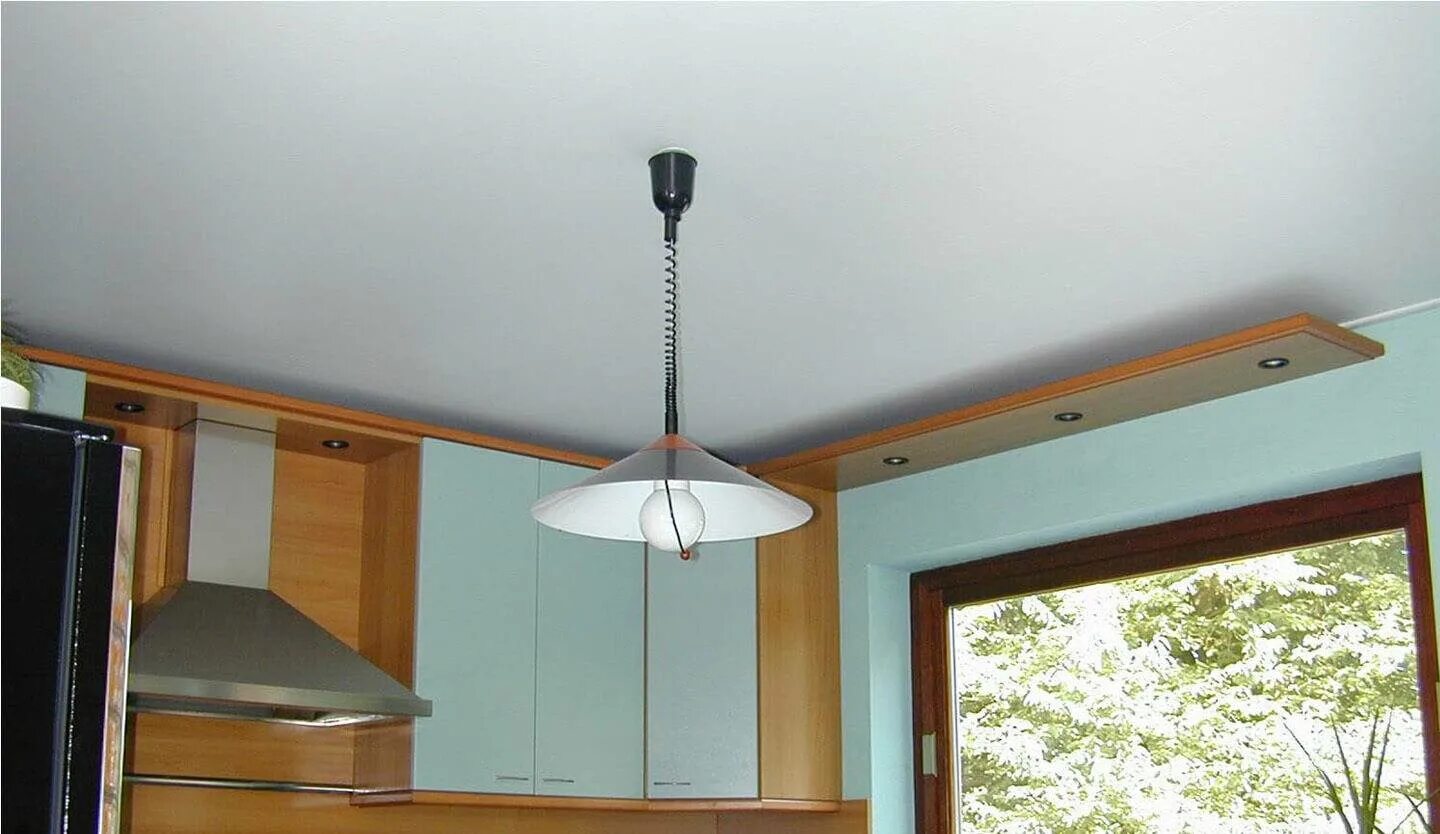 Натяжной потолок на кухне. Подвесной потолок на кухне. Кухня в потолок. Навесные потолки на кухню. Потолок кухня видео