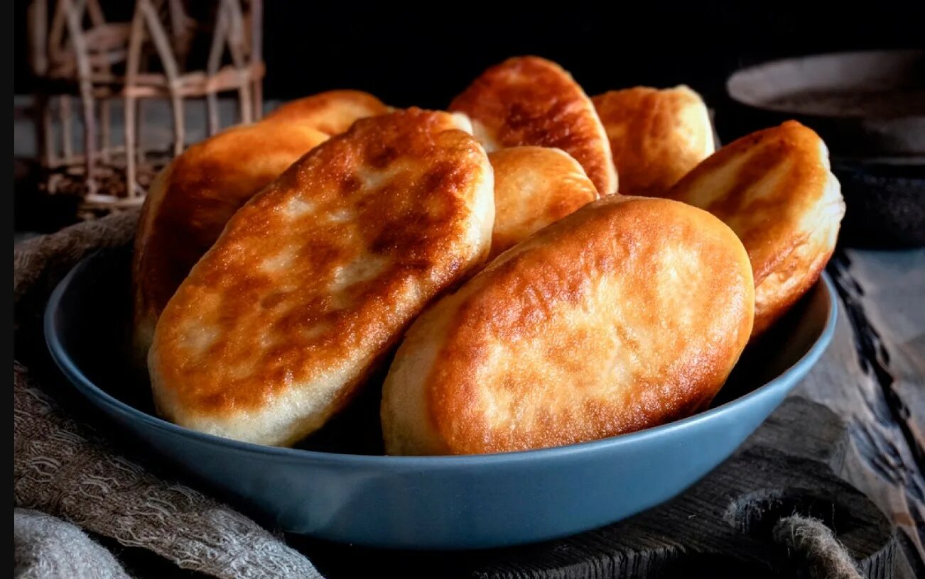 Жареное тесто без яиц. Пирожки жареные. Вкусные жареные пирожки. Пирожки жареные на сковороде. Жареные пирожки на дрожжевом тесте.