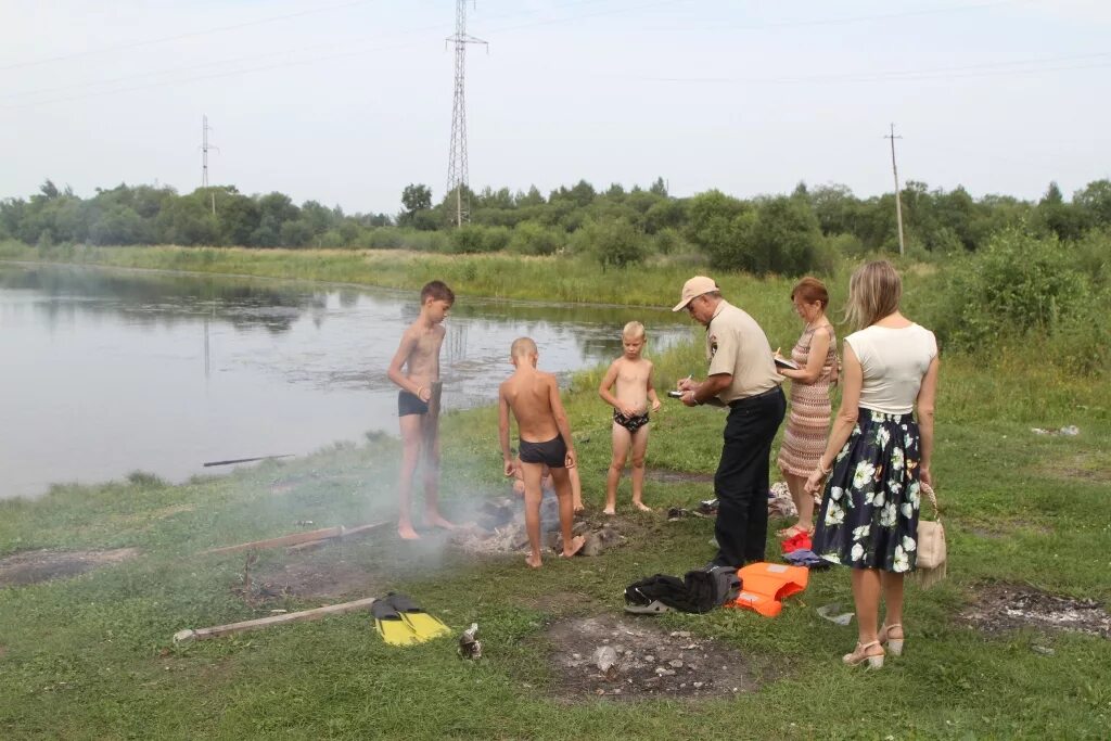 Купание в деревне. Купаемся в деревне. Деревенские купаются в пруду. Купаться на ставке. Деревня пруд купаться.