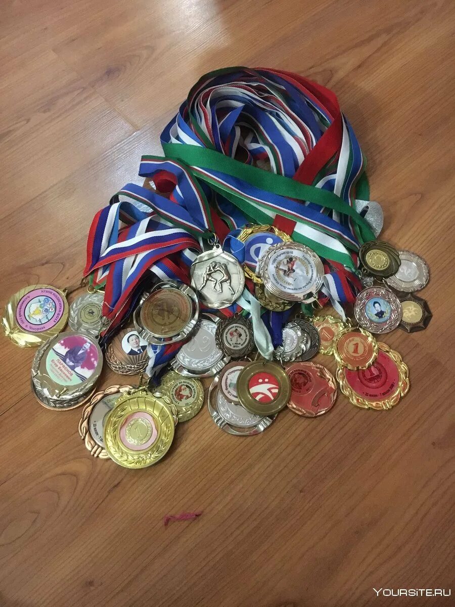 Покажи фото медалей. Спортсмен с медалью. Покажи фото медалей. Медали спортивные. Кубки медали награды.