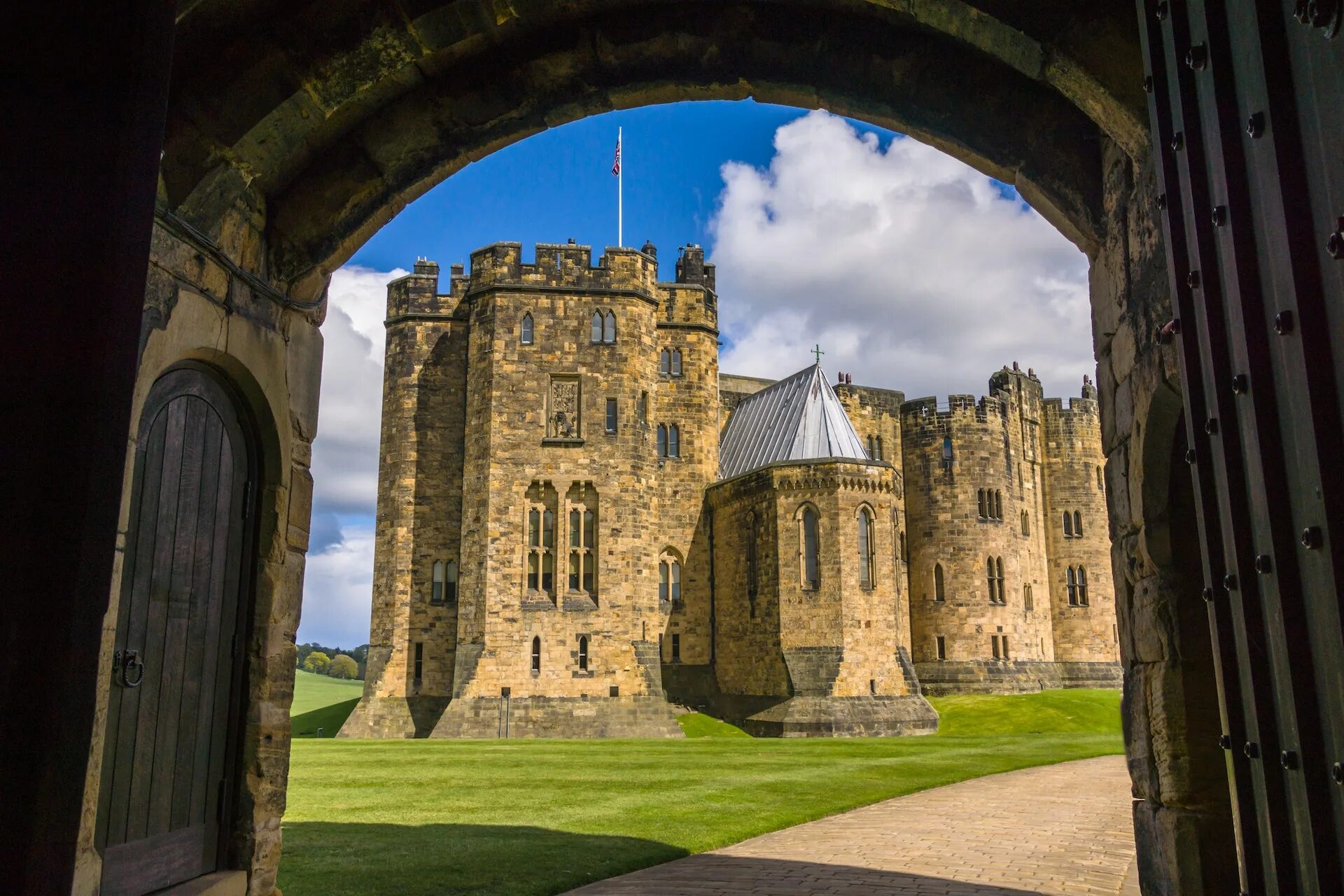 Secret castle. Замок Алник в Англии Хогвартс. Замок Алник (Alnwick Castle).