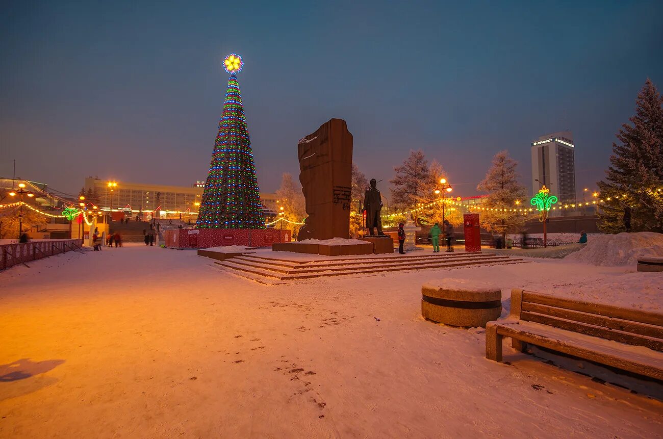 Погулять в красноярске зимой. Зимний ночной Красноярск. Зима парк Красноярск. Зимний Красноярск ночной город. Ночной Красноярск зимой.