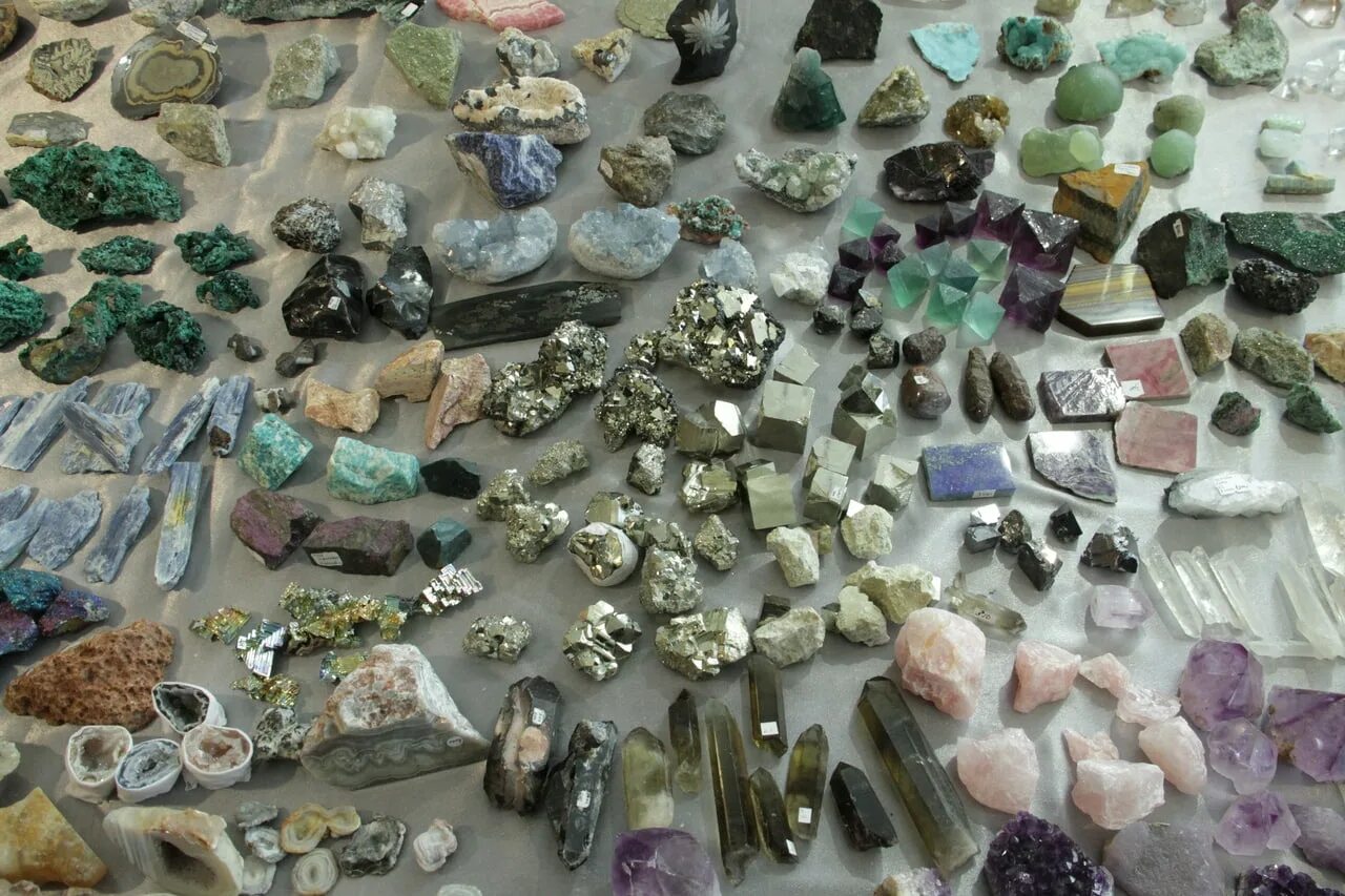 Удивительный мир камней. Выставка самоцветов в самаре в одо. Мир камня калининград. Музей мир камня барнаул. Мир камня работы.