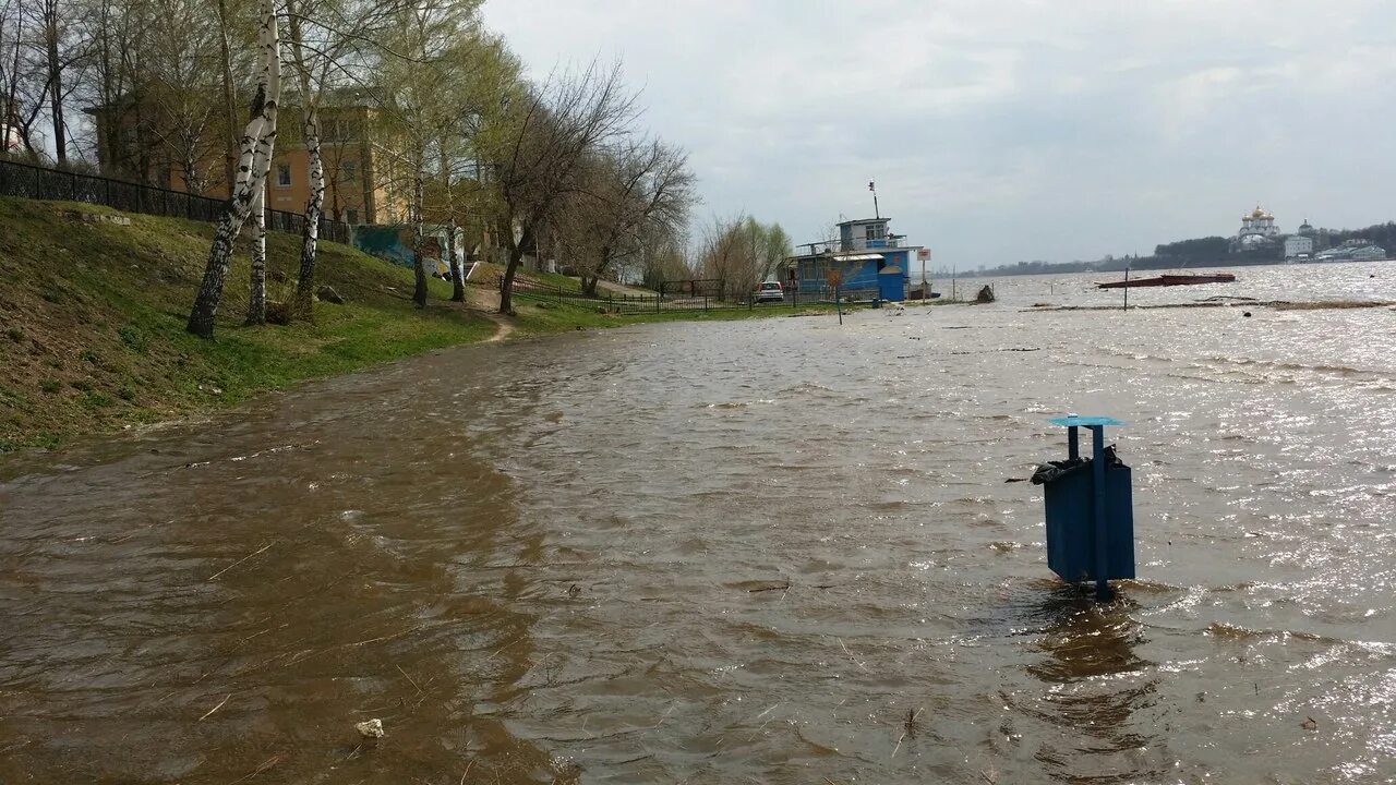 Медное уровень воды. Волга Ярославль Тверицкая набережная. Разлив реки Волга. Волга затопление Рыбинск. Потоп в Ярославле в 2013.