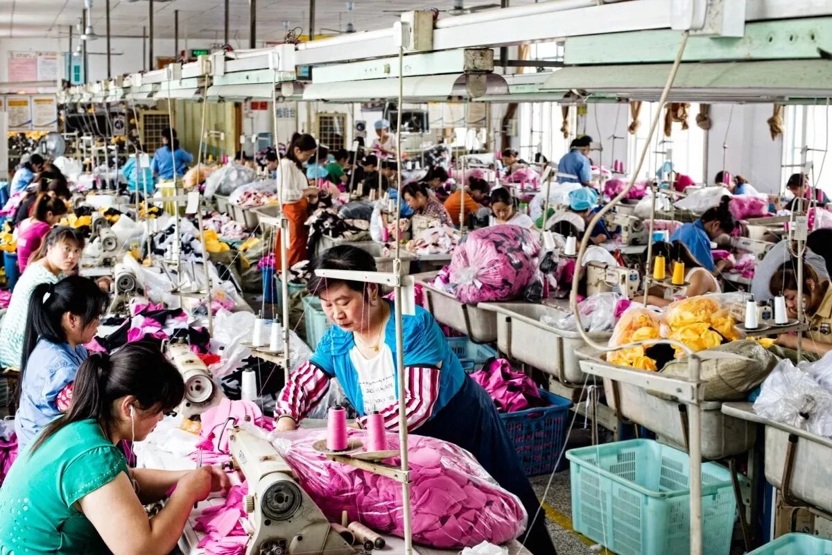 Фабрики и заводы Китая. Китайцы на фабрике игрушек. Китайский завод. Фабрика в Китае. Производство товаров китай