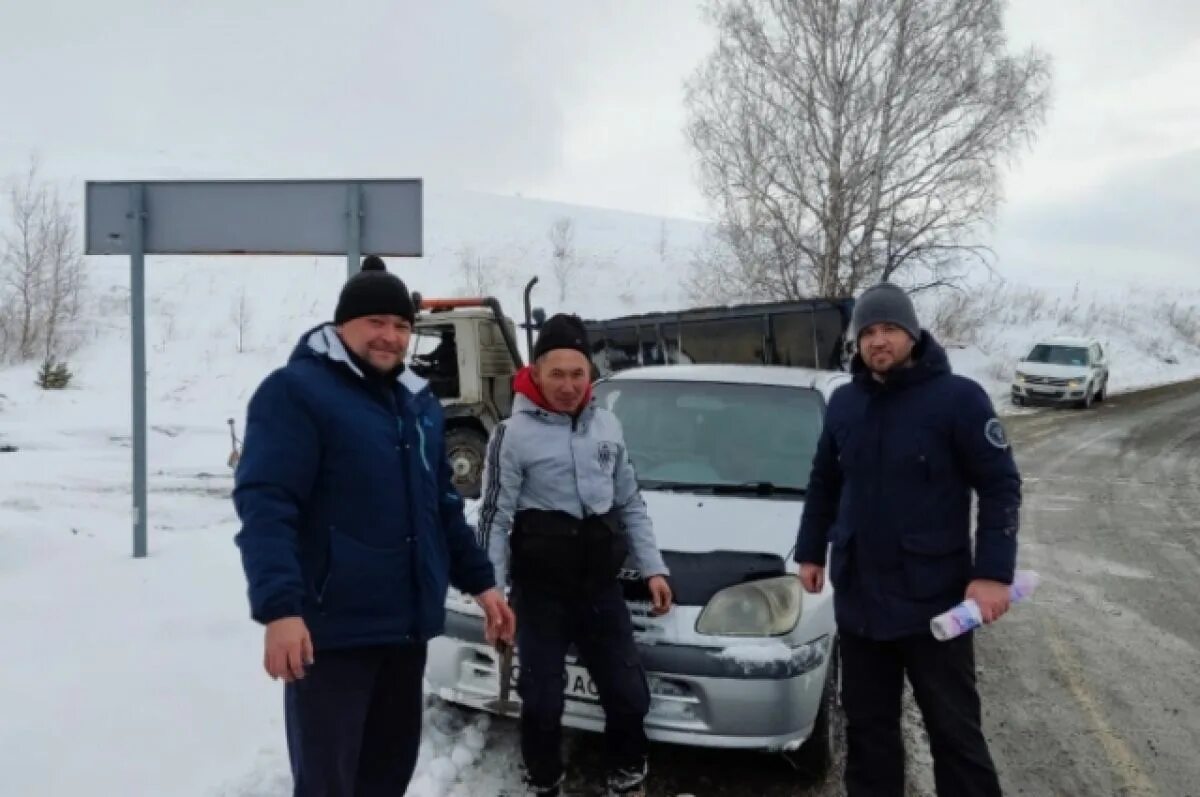 Новости сегодня алтайский край последние свежие события. Сотрудники ГИБДД помогли Алтайский край. Алтайский край с их жителями. Фото водителей севера. Экипаж ДПС Украины.