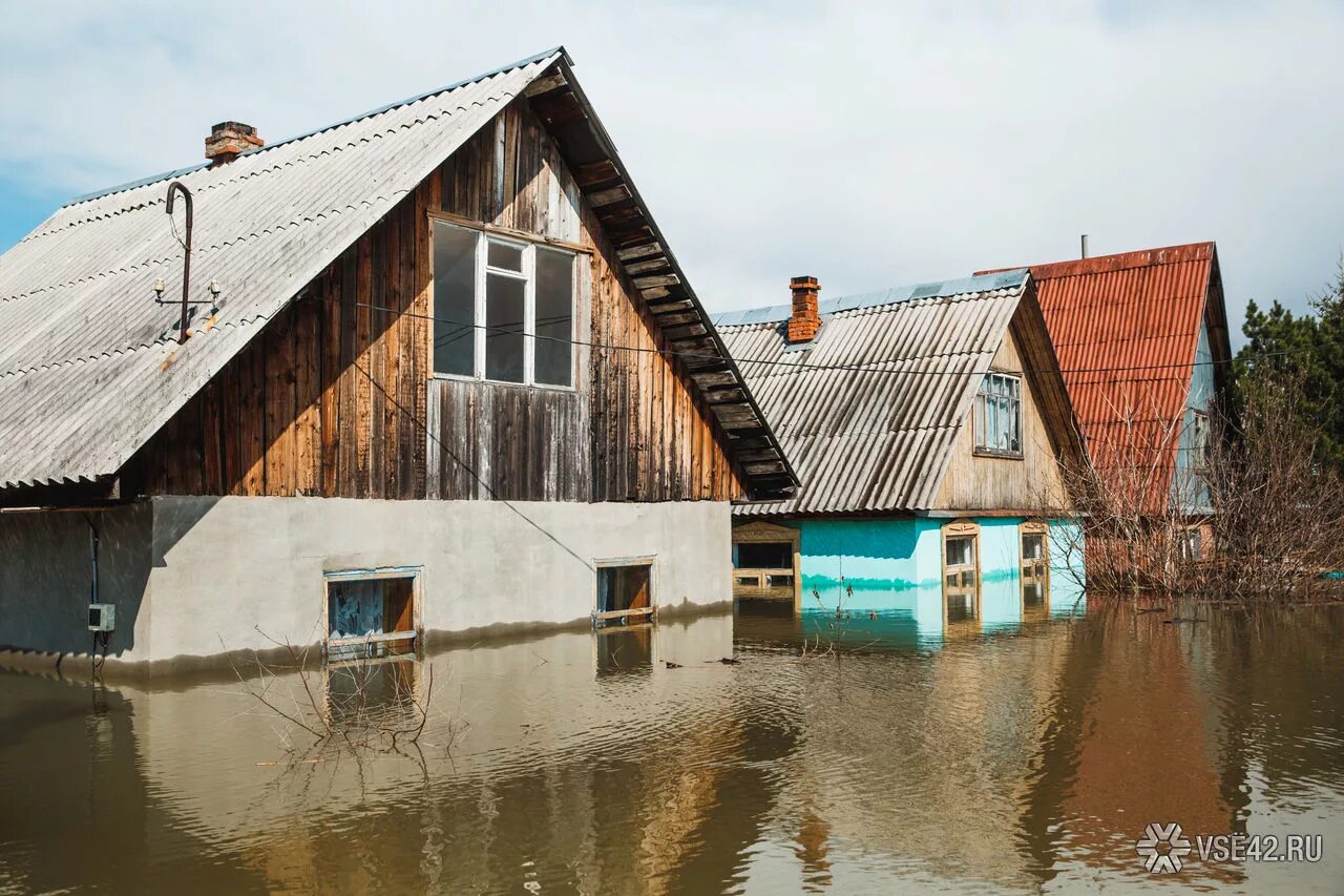 Два затопленных дома. Новая Усмань половодье 2018. Потоп в деревне. Затопило деревню. Затопленный дом.