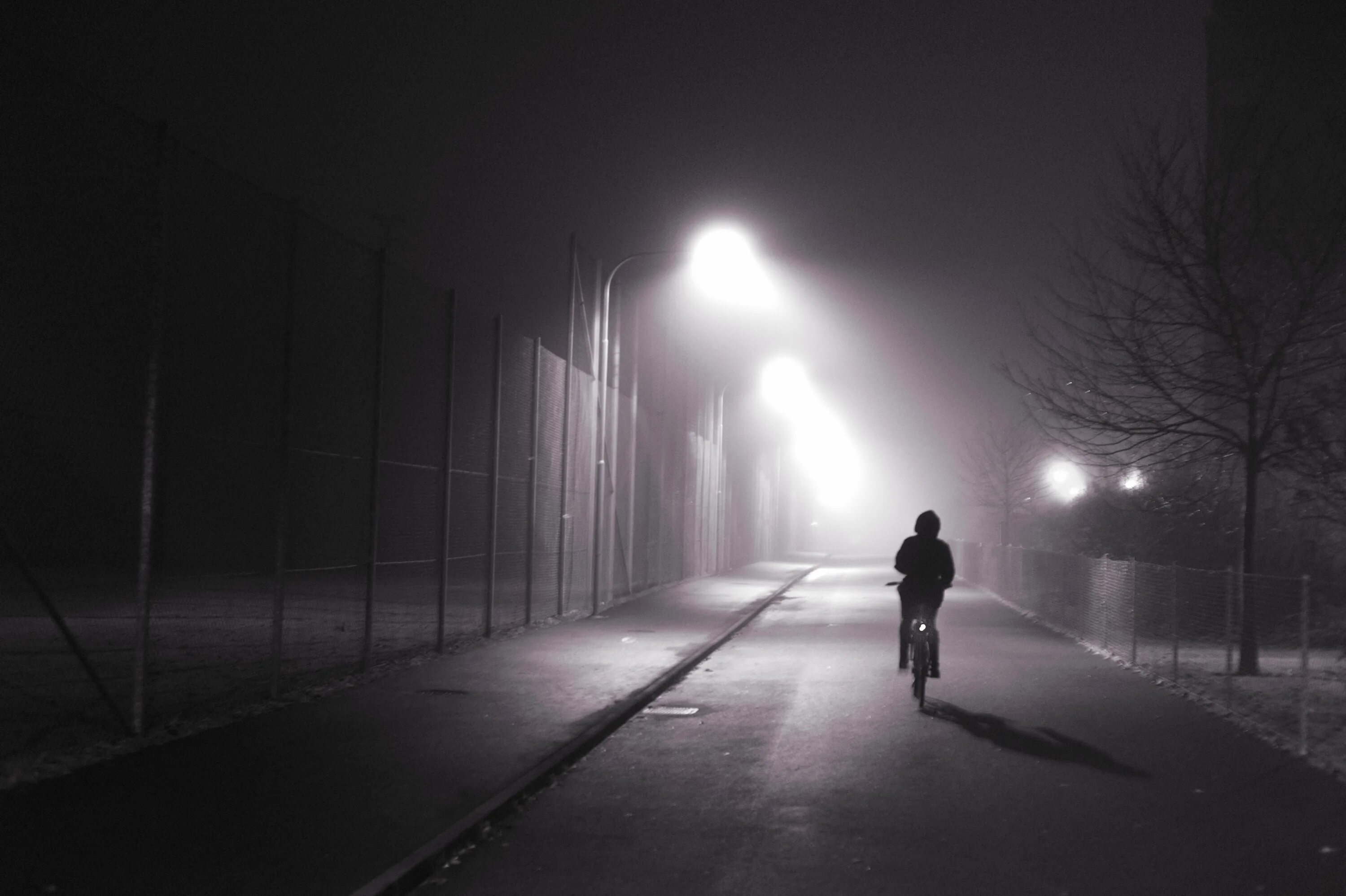 Свет ночной ночные тени. Тень ночи. Ночь улица фонарь. Эстетика тумана в городе.