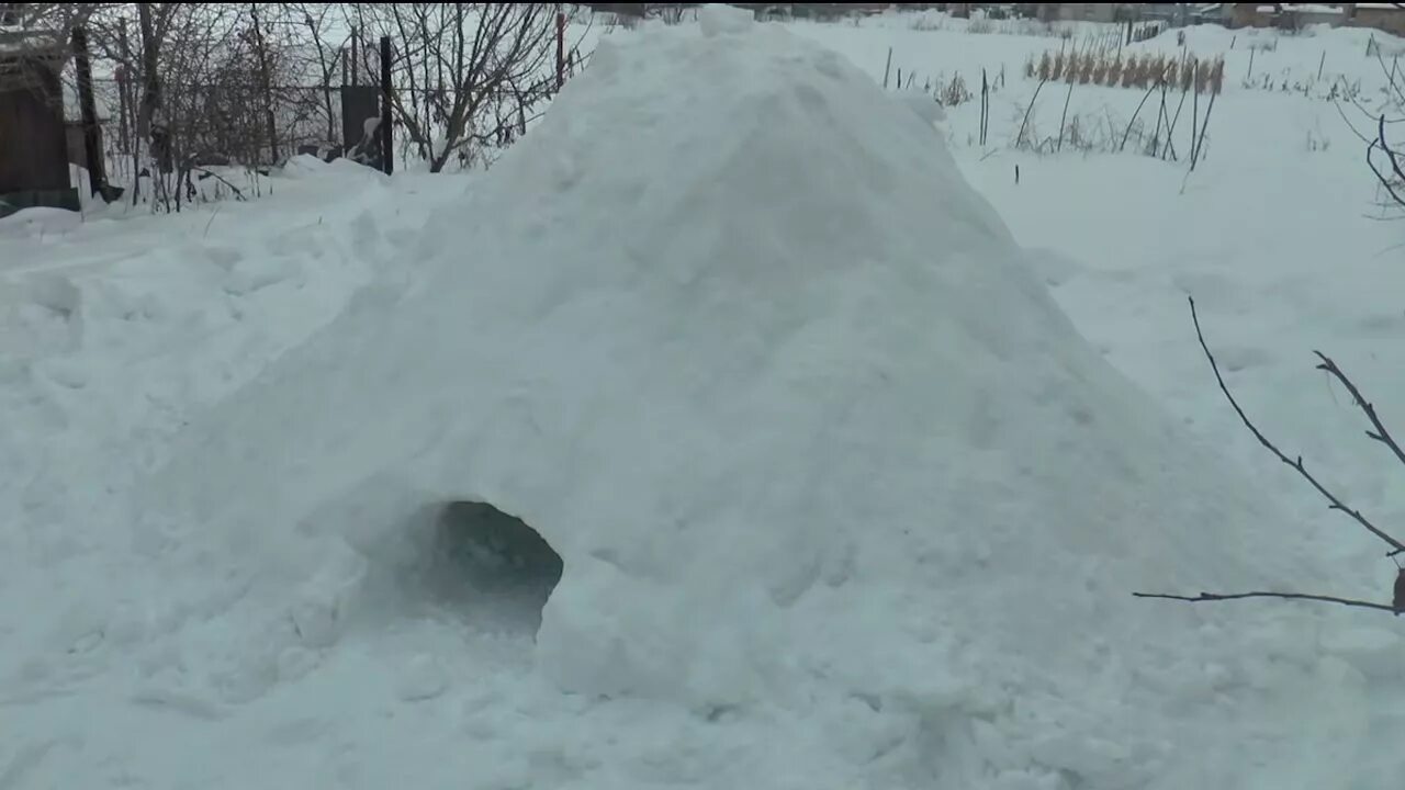 Берлога из снега. Бруствер из снега. Берлога из снега своими руками. Снежная пещера укрытие. Снежная берлога