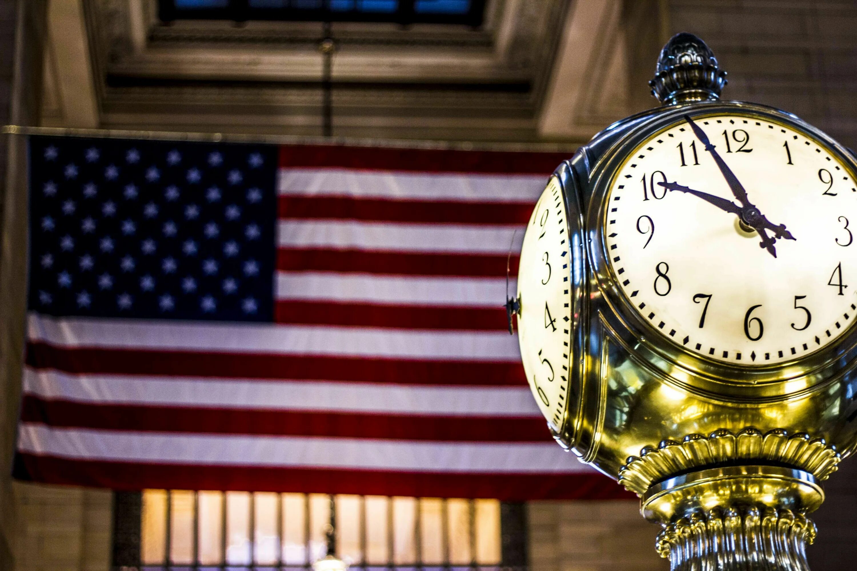 Время час америка. Часы с флагами. Часы с американским флагом. Часы покажите Америку. Старые часы с флагом Америки.