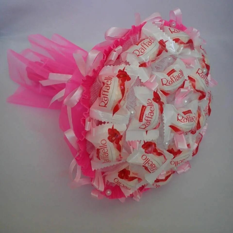букет из конфет рафаэль. конфетный букет с рафаэлло. букет из конфет из рафаэлло. сладкий букет из рафаэлло. букет из рафаэлло и ферреро.