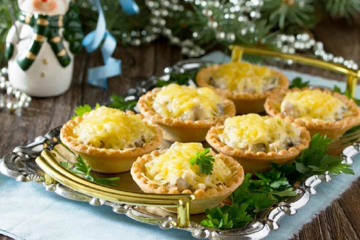 Что приготовить постного на новый год. Домашний стол с едой. Праздничные блюда на новый год. Салаты к новогоднему столу. Постные красивые новогодние блюда.