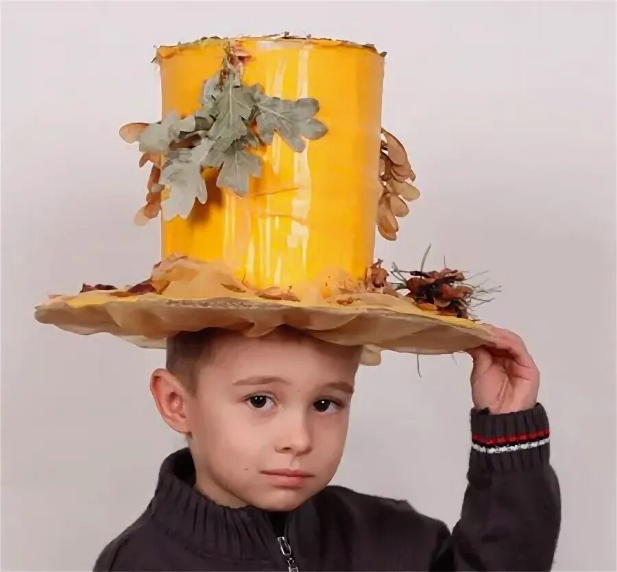 Шляпа из природного материала для мальчиков. Осенний головной убор в садик. Осенняя шляпа для мальчика. Необычные шляпы для мальчиков. Осенняя шляпка в детский сад мальчику.