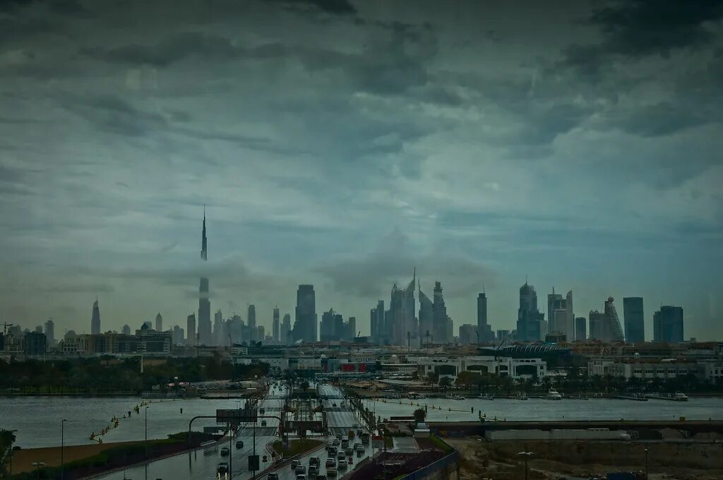 Бывают ли дожди в дубае. Ливень в Дубае. Дождь в Дубае. Искусственный дождь в Дубае. Дождливый Дубай\.
