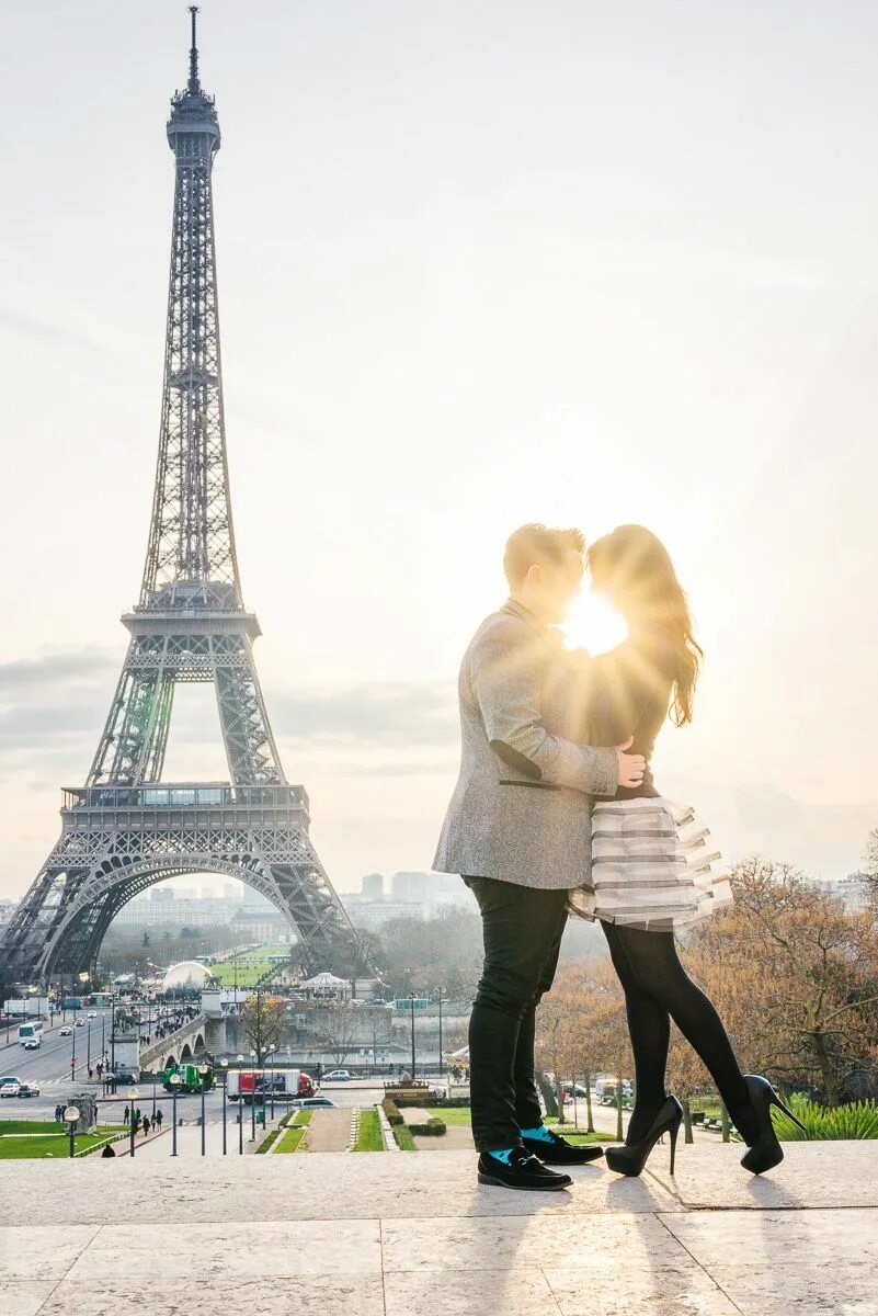 Париж романтика. Влюбленные в Париже. Пара в Париже. Париж любовь. Влюбленные и башня