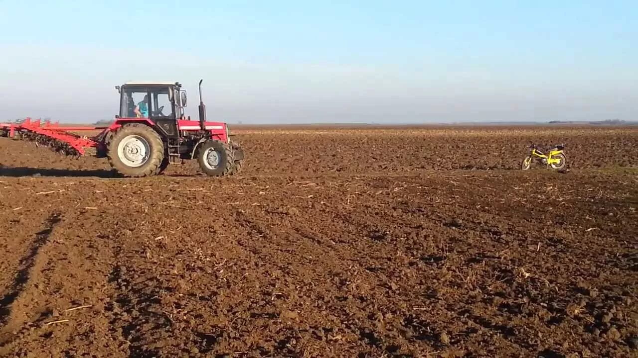 7 952 2. Мтз 82.2 с плугом. плуг для трактора мтз-82. трактор мтз 952.3 в поле. мтз 952 робуст.