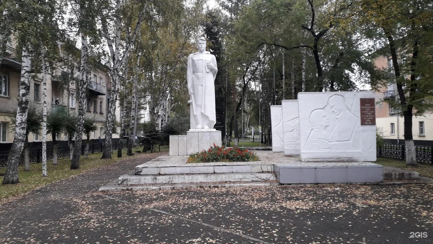 Город металлургов великой отечественной войны. Памятник «воинам Орджоникидзевского района" г. Новокузнецк. Памятник воинам Орджоникидзевского района. Памятник воинам Новокузнецка. Новокузнецк памятники Великой Отечественной войны.