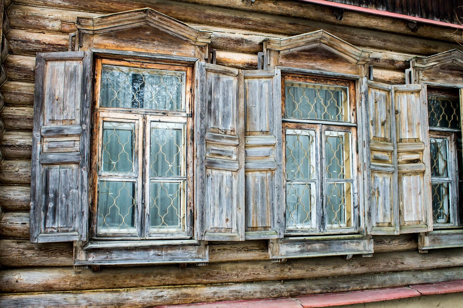 Окна старинный дом. Дом Янки Дягилевой в Новосибирске. Ветхий фонд Нижний Новгород. Старый деревянный дом. Старинные окна.