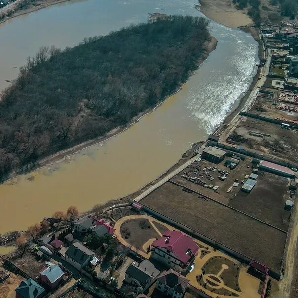 Уровень воды сегодня в реке кубань краснодар. Затон реки Кубань. Река Кубань Краснодар Затон. Острова на реке Кубань. Острова Краснодарского края.