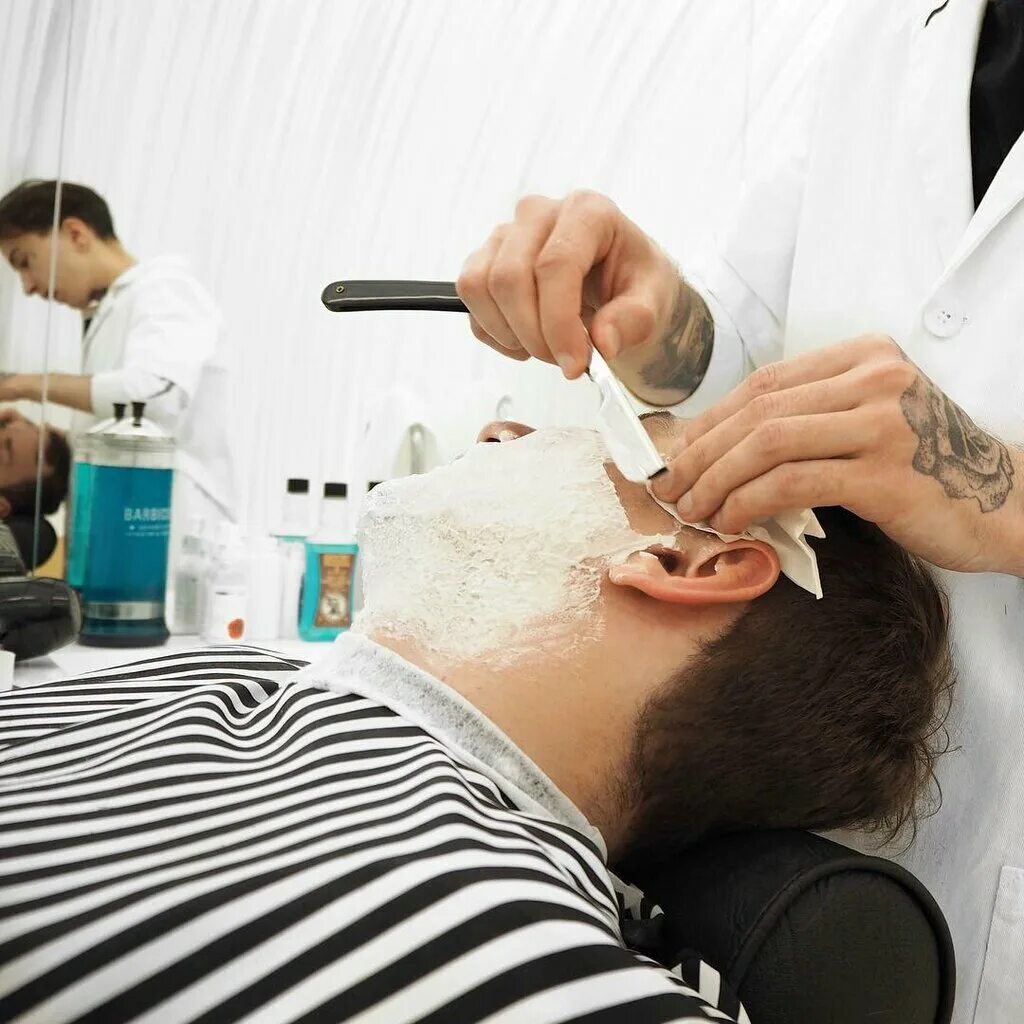 топган барбер прически. Bond барбершоп. чистка лица скрабом барбершоп. топган барбер. барбершоп зал.
