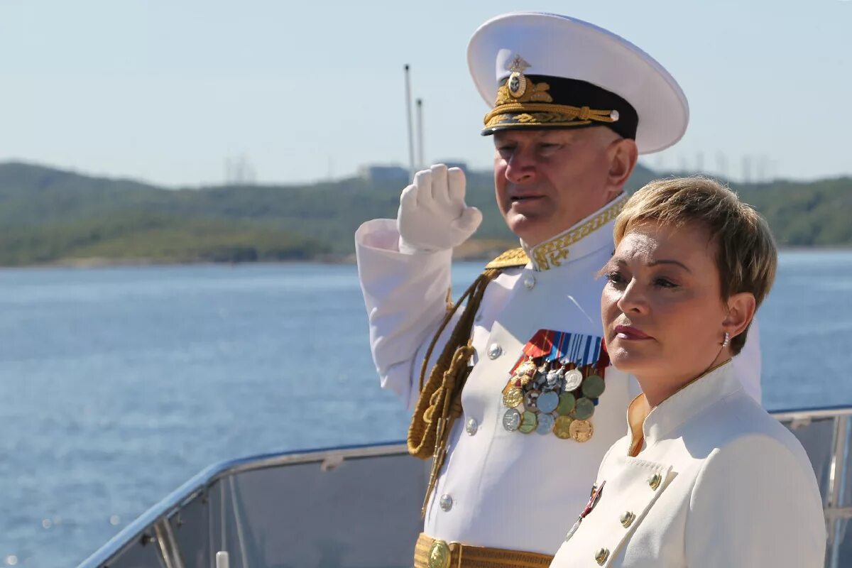 Жена командующего. Главком вмф евменов североморск. адмирал северного флота. евменов николай анатольевич жена. адмирал николай евменов жена.