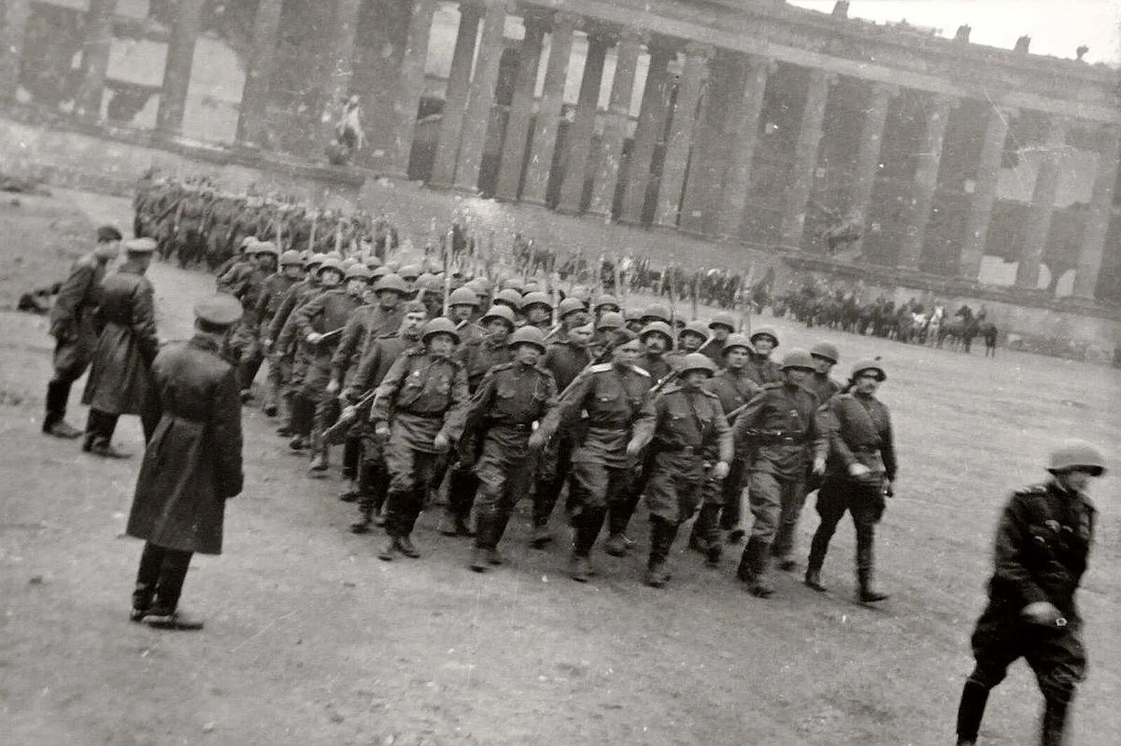 Парад советских солдат в Берлине 1945. Советские солдаты в Берлине 1945 года. Парад Победы в Берлине 4 мая 1945 года. Советская армия в Берлине 1945.