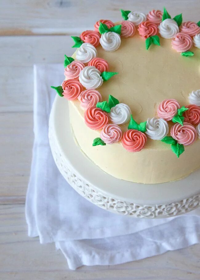 Cake decorating. Украшение торта. Кремовое украшение торта. Украшение торта кремовыми цветами. Торт кремовый.