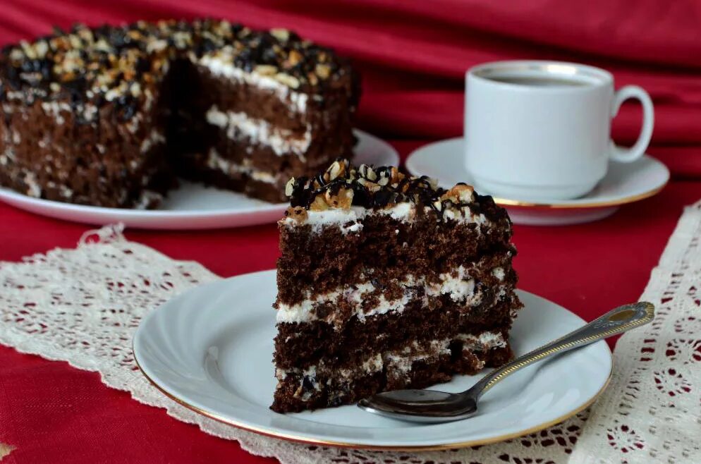 Сметанный крем с черносливом. Шоколадный торт с черносливом и грецкими орехами. Шоколадный торт «чернослив в шоколаде». Шоколадный торт с черносливом и грецкими орехами и сметанным кремом. Торт чернослив в шоколаде.