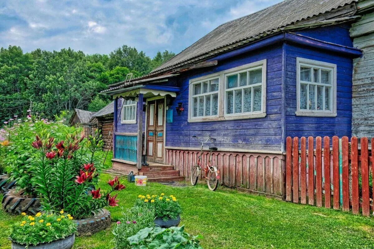 Дом в деревне нова. Деревенский дом. Домик в деревне. Красивый деревенский домик. Деревянный дом в деревне.