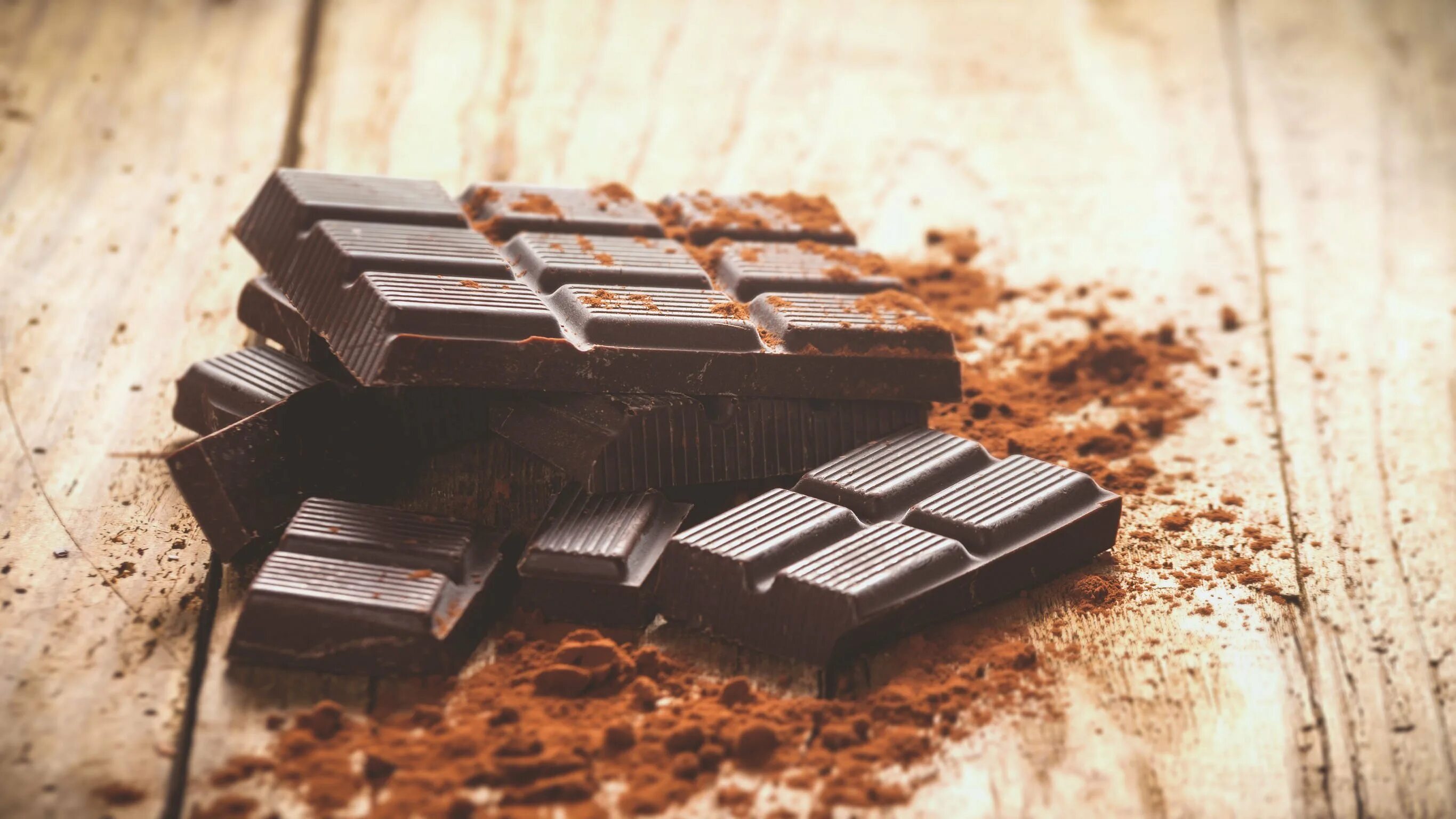 Real Brick (Горький шоколад (13)). Плитка шоколада. Шоколадка на столе. Шоколадная плитка.