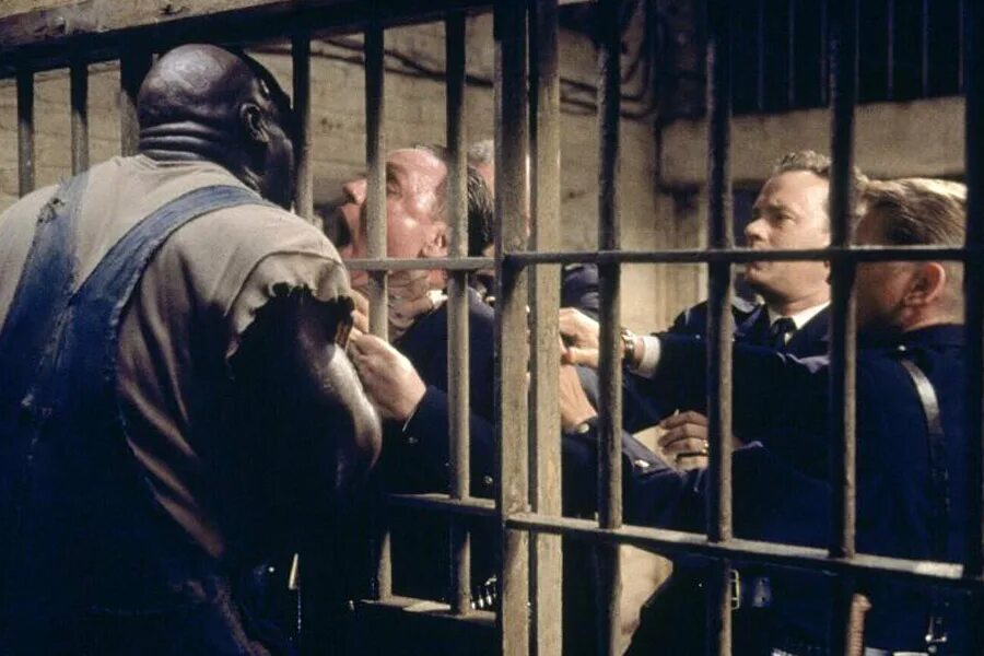 Герои зеленой мили. Зеленая миля the Green Mile, 1999. Зелёная миля 1999 том Хэнкс. Тюрьма холодная гора.