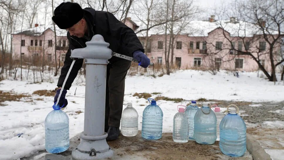 Старая колонка водопроводная. Вода из колонки на улице. Колонка с водой на улице зимой. Набирает воду.