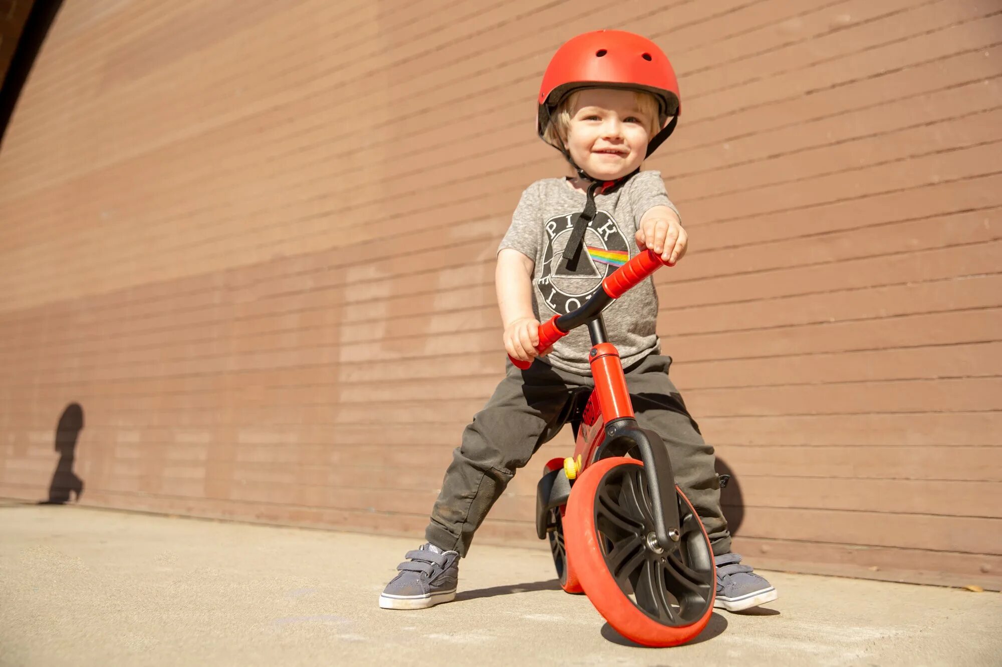 Беговел junior. Беговел y-volution y-Bike extreme. Ребенок на беговеле. Мальчик на беговеле. Дети катаются на беговеле.