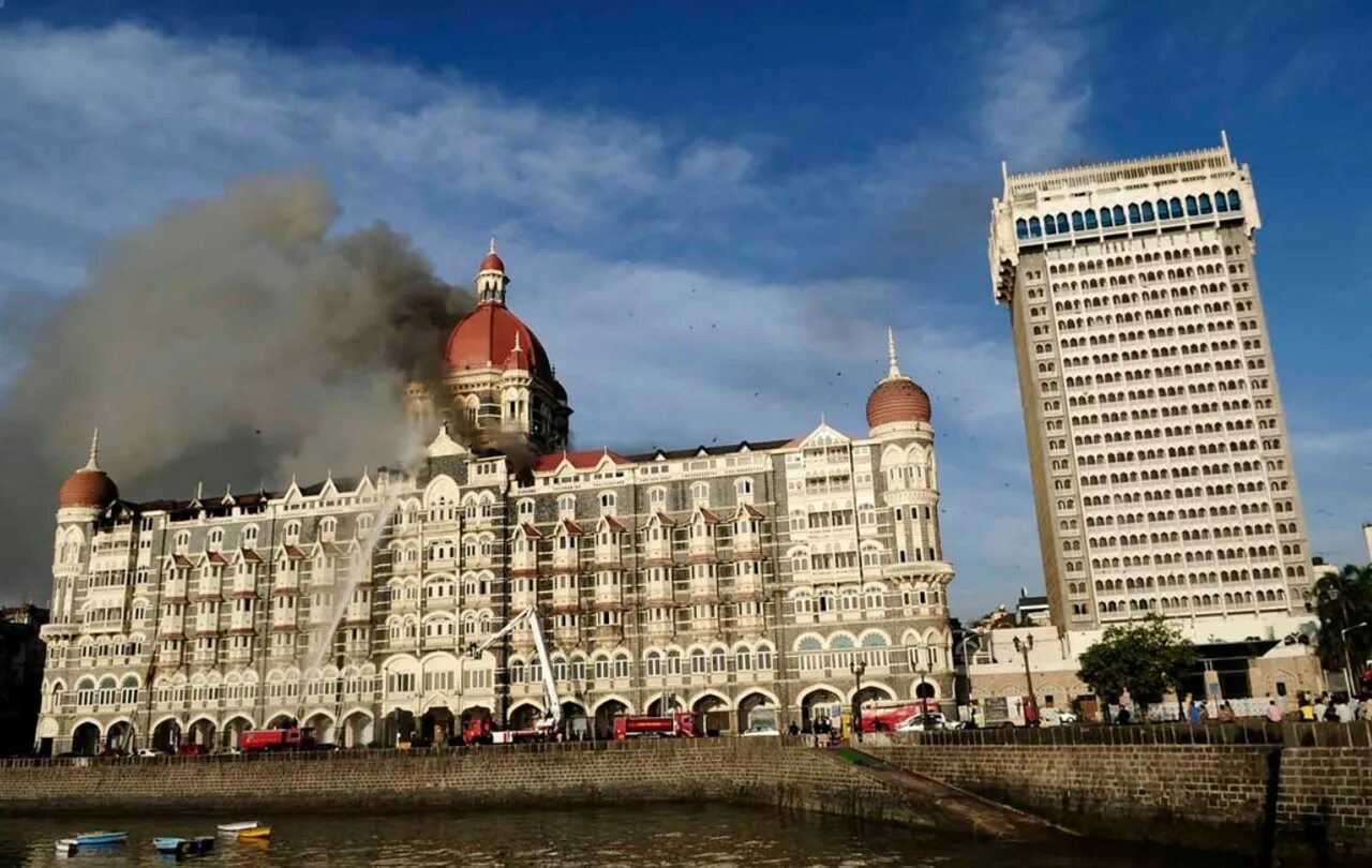 Отель мумбаи сколько погибло. Отель Тадж Махал в Мумбаи теракт. Отель Тадж в Мумбаи. Мумбаи 2008 Тадж Махал теракт.