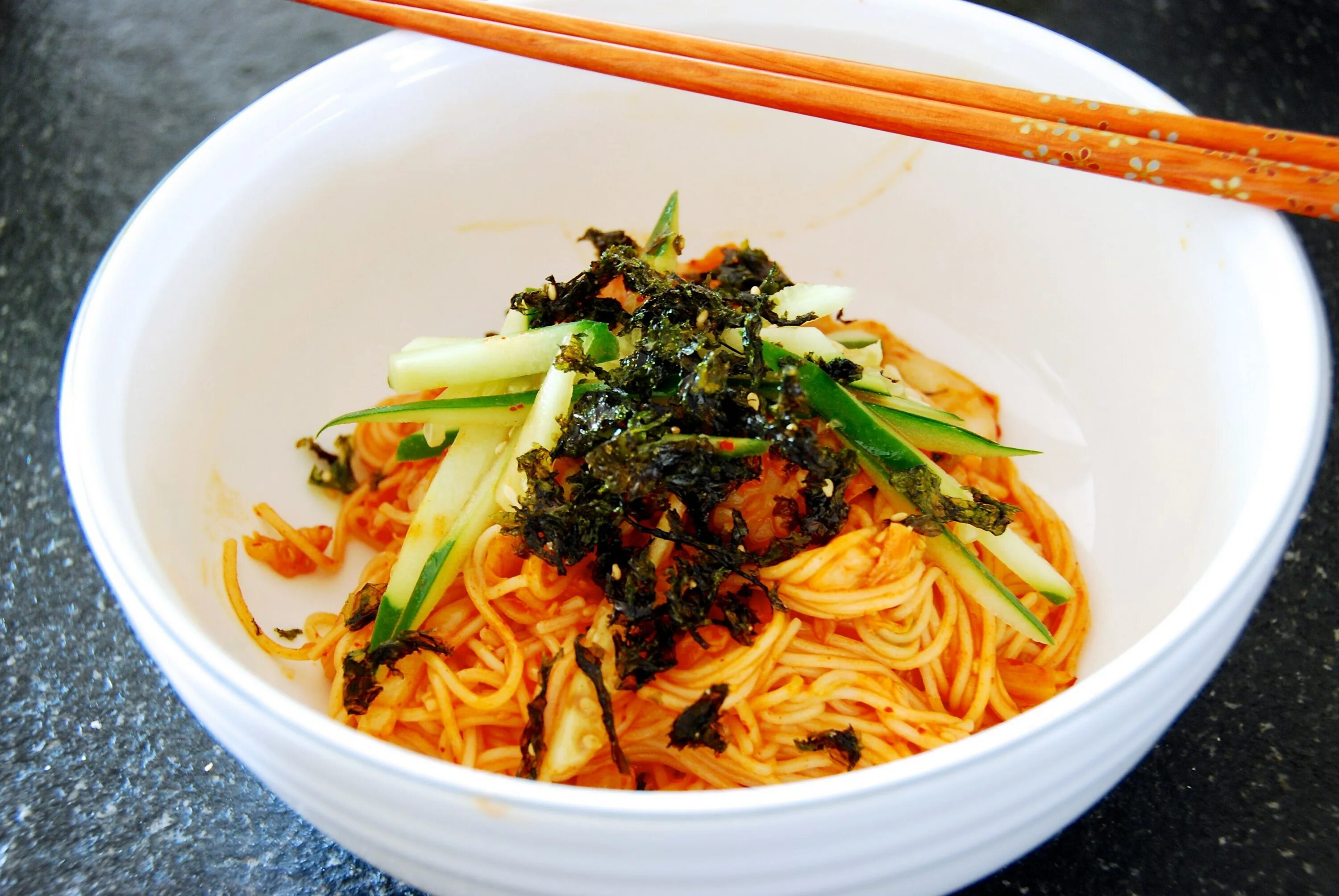 Лапша по корейски рецепт. Bibim-Guksu. Кимчи рамён. Лапша кимчи. Кимчи куксу.