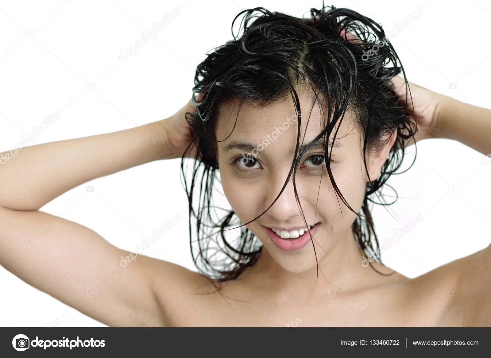 С мокрой головой песня. Мокрые волосы девушка Сток. Азиатка с мокрыми волосами. Макияж с мокрыми волосами. Страшная девушка с мокрыми волосами.