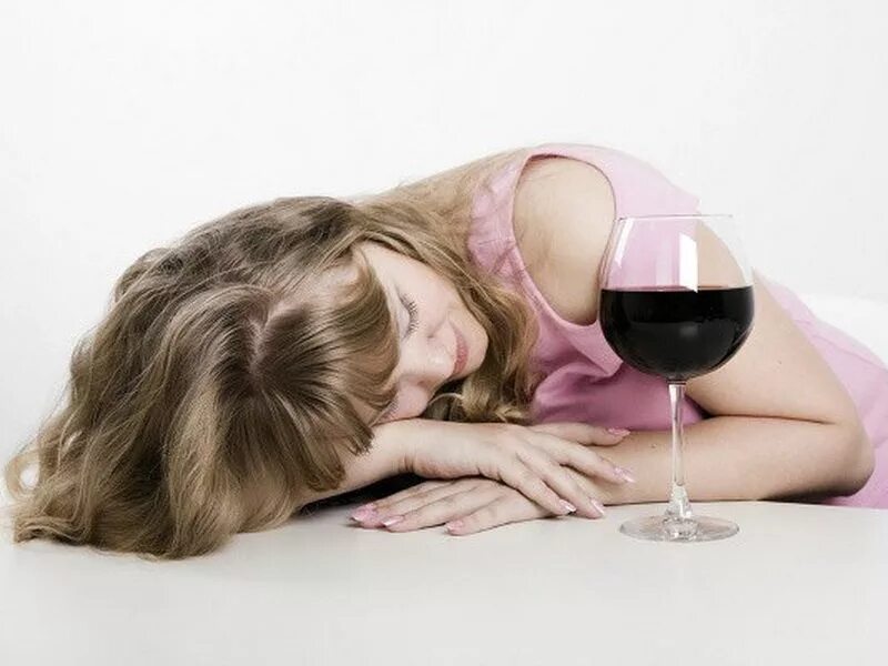 Алкаш с бутылкой вина. Девушки выпивают. Девушка с бокалом. Откровенно п. Откровенно п.